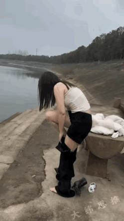 猜到了你不敢下水……