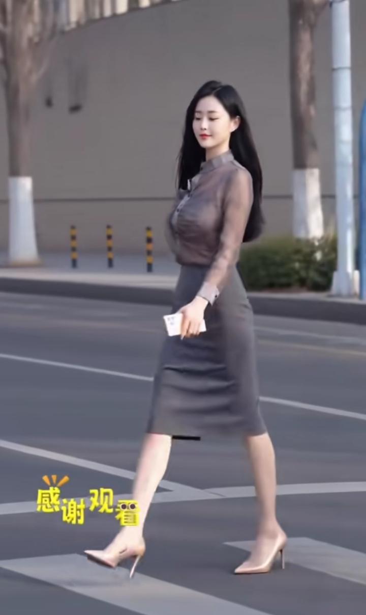 优雅通勤风，时尚红唇手提包，都市丽人风采！想问问，这样的美女最