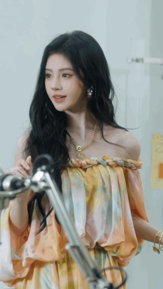 鞠婧祎走路姿势鞠婧祎走路姿势跟着穿搭变鞠婧祎的走路姿势堪称“穿搭说明书”，穿礼