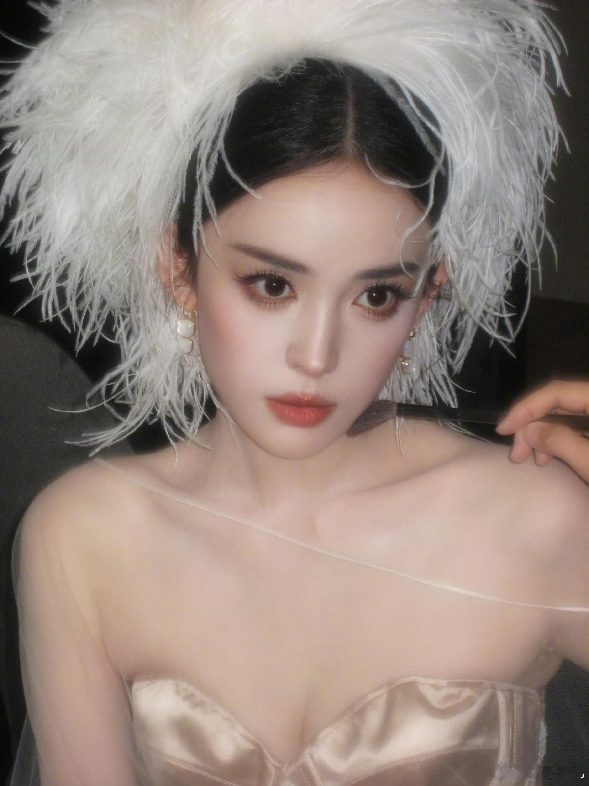 娜扎这套白天鹅造型真的美到失语！蓬松白色羽毛头箍像裹了一圈轻盈羽翼，香槟缎面裙搭