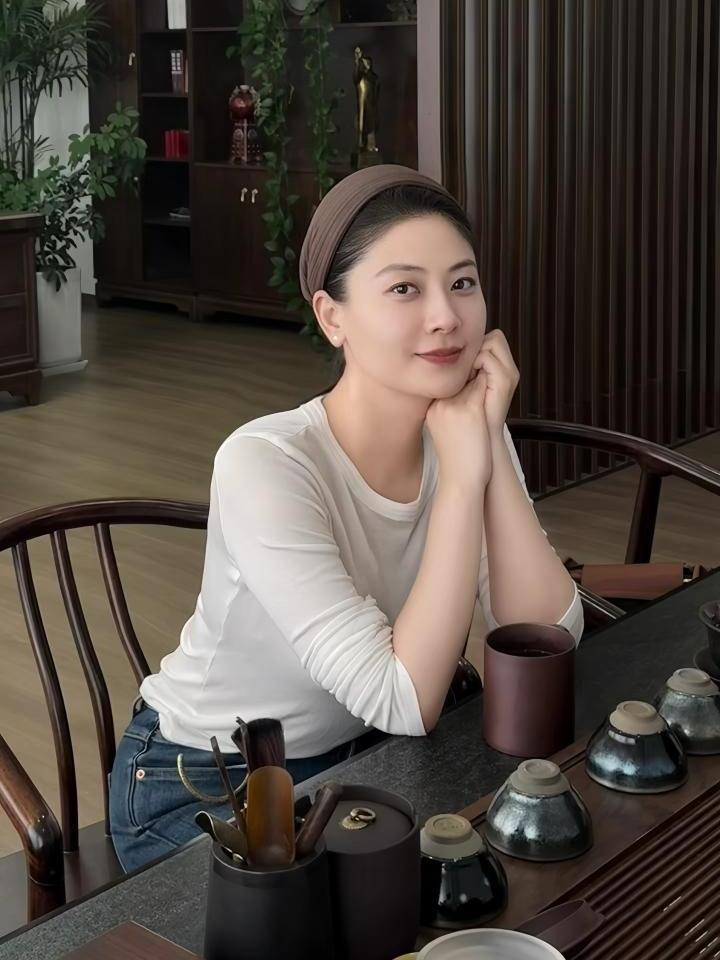 别慌，钱花光了就再赚，工作丢了就再找，朋友走散了就再交，爱情错过就等下一个。