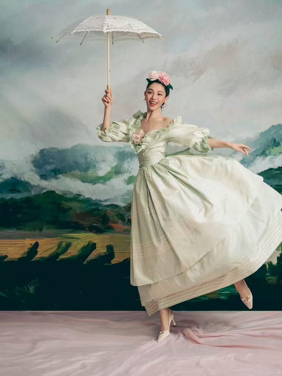 钟楚曦VOGUE战袍被挂出标价88万钟楚曦VOGUE战袍被曝以88万挂闲置平台。