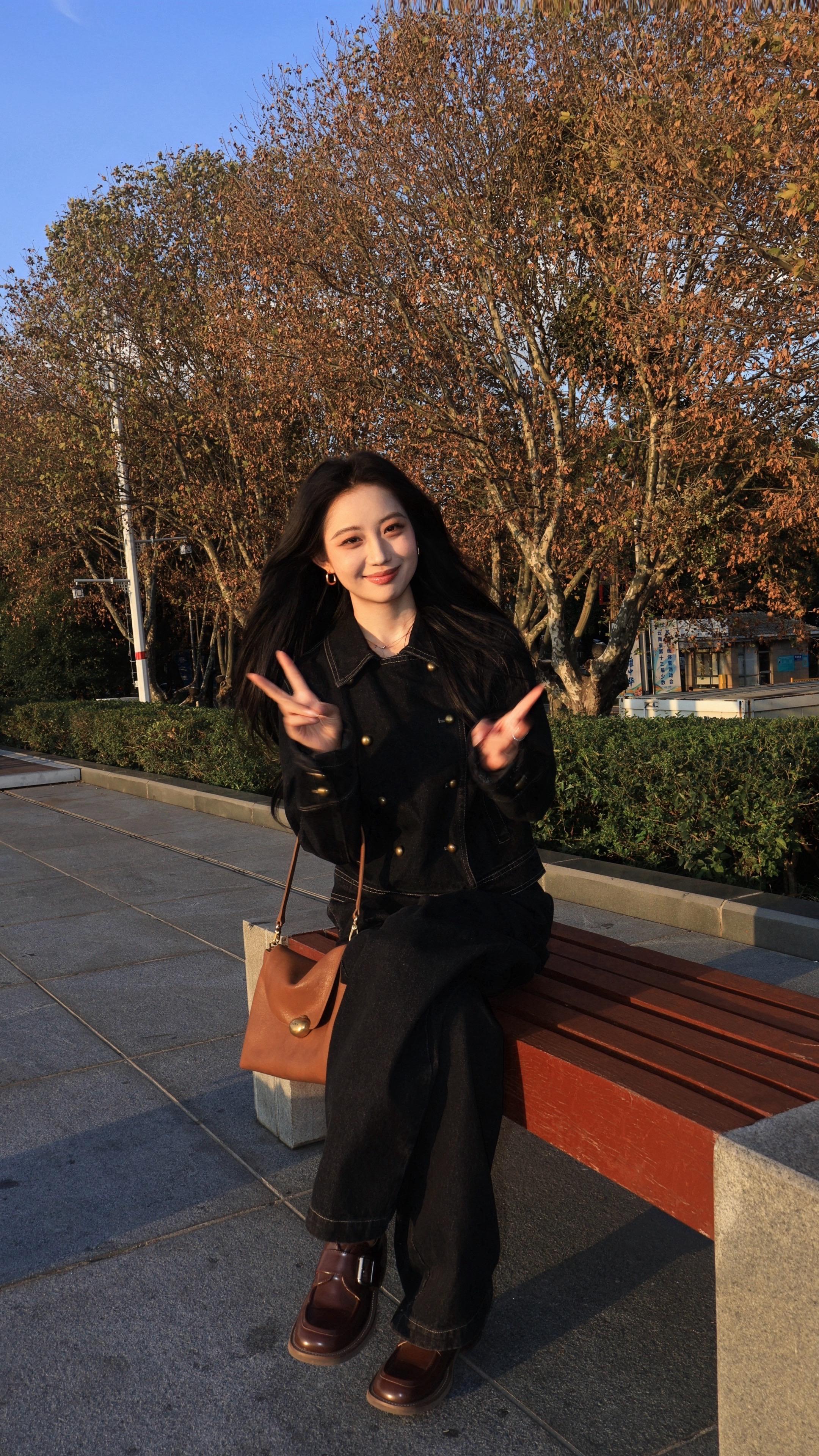 时间是来不及计算的 直到冷空气裹挟着回忆涌来 我才发觉有一年