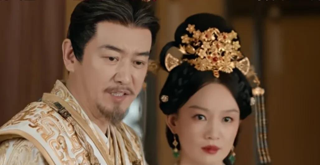 《桃花映江山》原著里陆芷兰是沈在野的青梅竹马，是吴国贵族之女，因沈在野被吴国沈氏