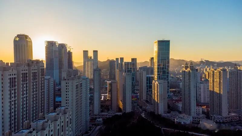 大连楼市：今年1‑3日至8‑6日，大连楼市板块分化表现得十分直观。中山区房价