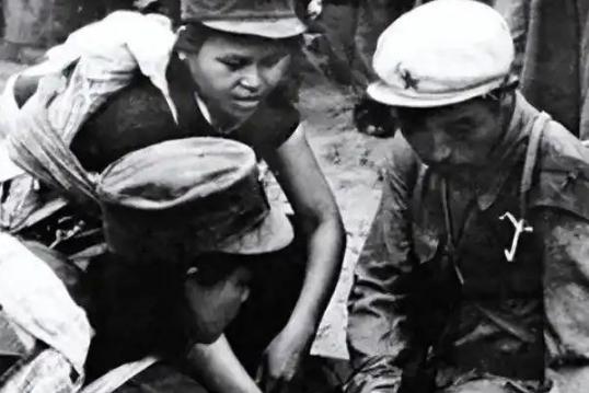 1941年，19岁新四军被17岁姑娘藏地窖救下，立誓娶她，1952年28岁她凭半