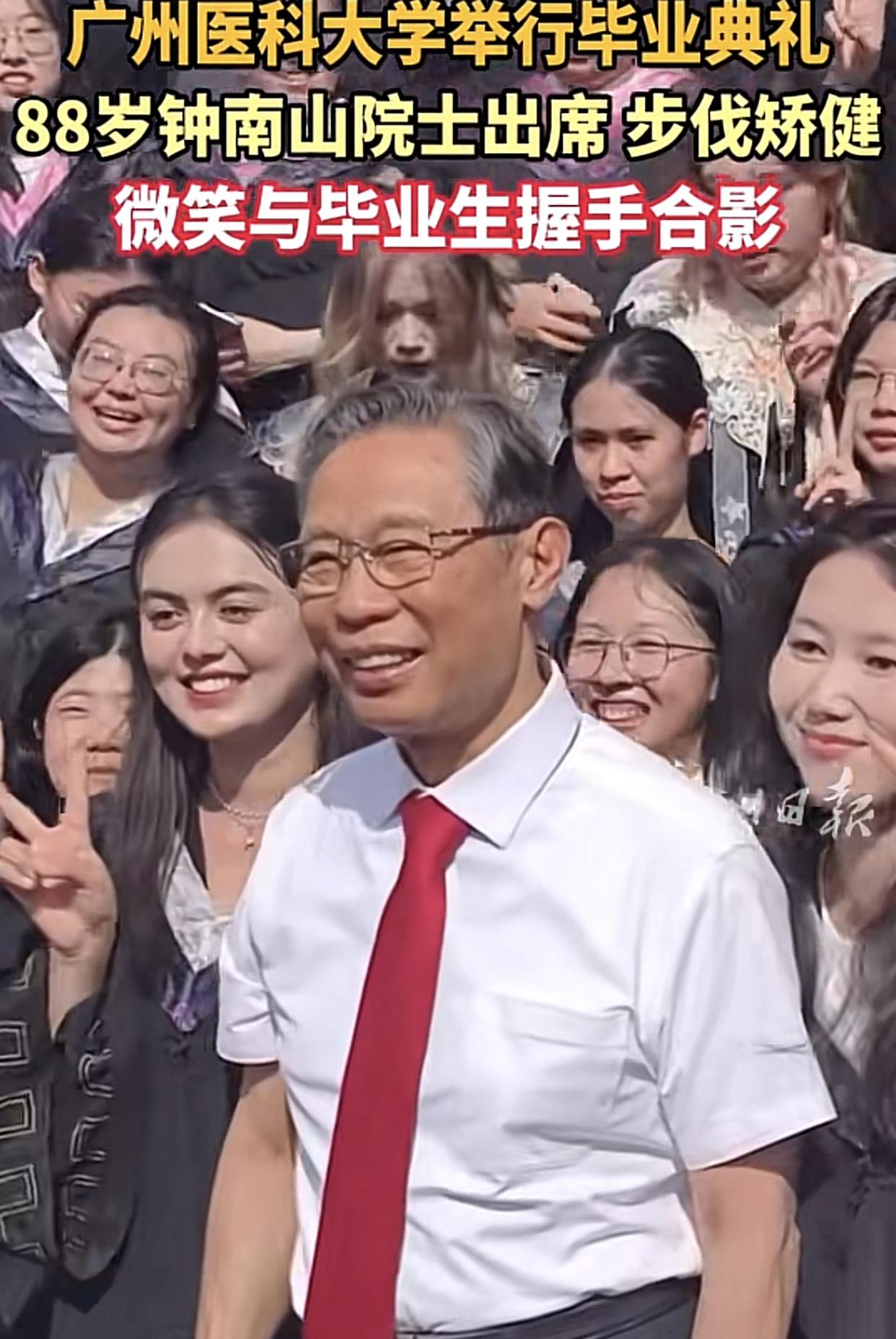 89岁了，就算是穿上衣服，都能看到胸肌腹肌，满身的肌肉，没有老年人的油腻大肚子！