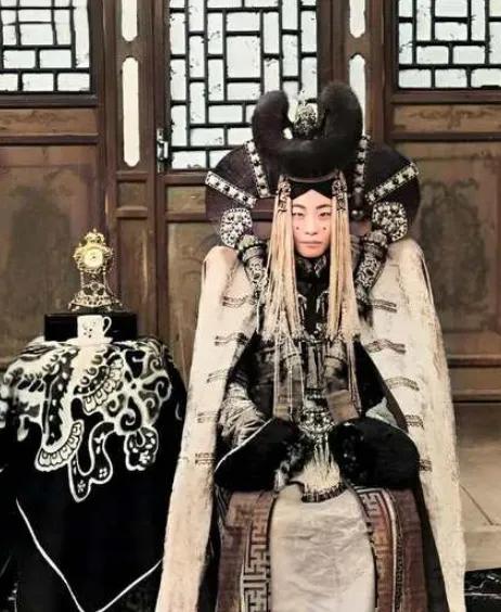 1938年，斯大林下令处决外蒙古的末代皇后。震惊的是，在临死前，皇后格嫩皮勒没有