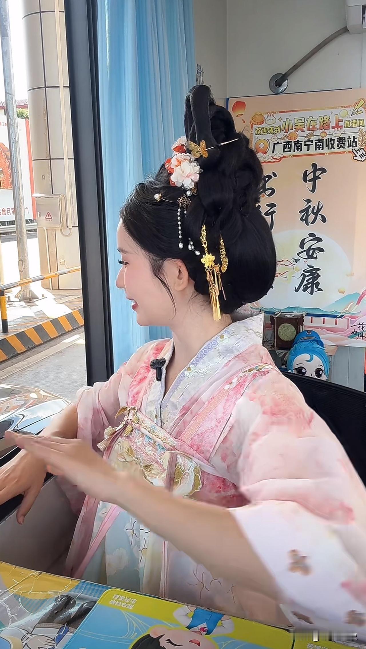收费站的小姐姐