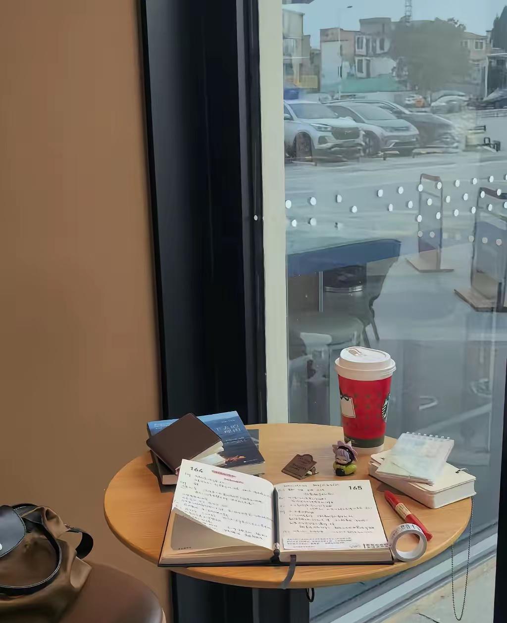 我同学担任某世界500强公司的人事负责人。因为大环境不好，上