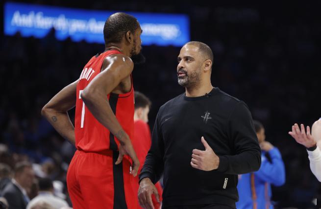 火箭主场92-100不敌湖人，输掉关键战役。赛后，火箭主帅乌度卡接受媒体采访。当