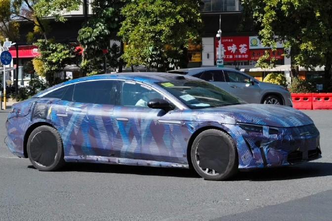 比亚迪「大汉」？（图2是汉L）灯组尺寸变小，车门把手目前还是隐藏式设计，C柱