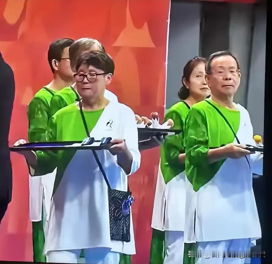 名古屋亚运会老年礼仪队，让我们是不是要警醒一下，因为中国好像也走日本走过的路。