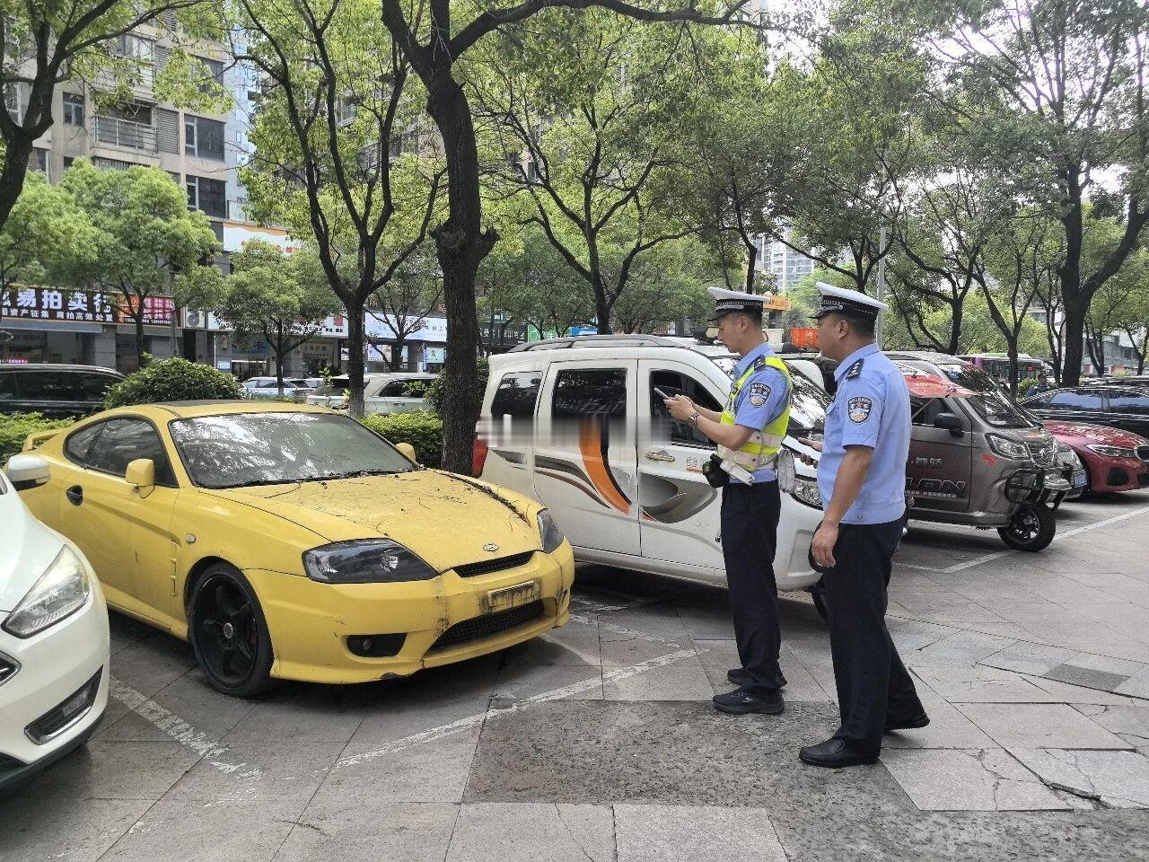 福州开展“僵尸车”集中清理专项整治行动行动聚焦老旧小区、商圈、学校、医院等重点区