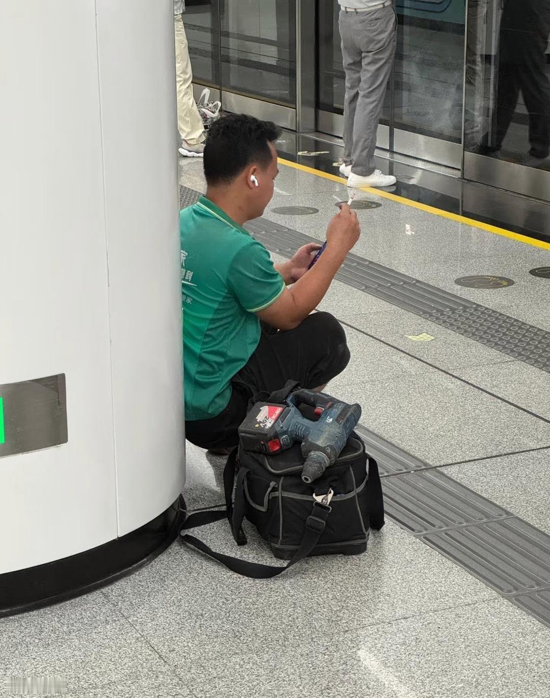 公共场合，他自己不觉得羞愧吗？