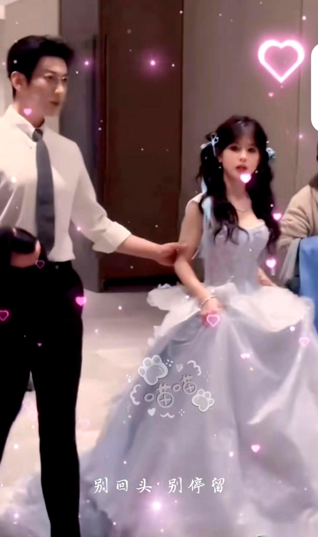 讲真，昨晚杨咩咩那身衣服，要是把背景P成高中毕业舞会，我是一点都不会怀疑的。不