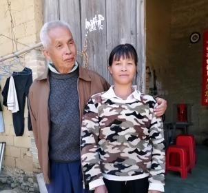 1994年，49岁的梁二把女工友陆红兰带回了村，没多久就结了婚，婚后两人开始了疯