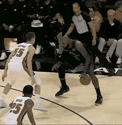 这属于走步吗？对篮球不太懂。