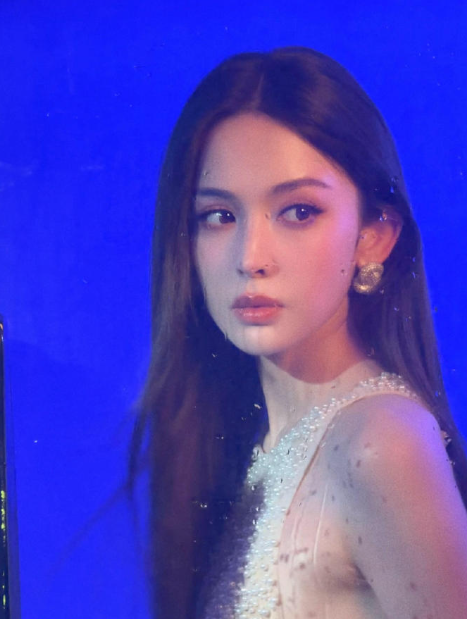 娜扎芒果招商会，黑长直就是她的统治区