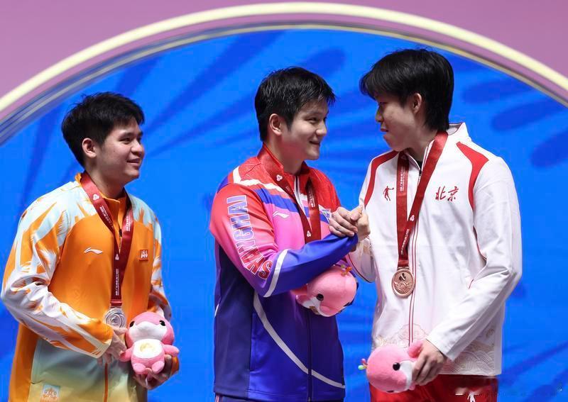 当新华社记者问樊振东：“已是超级全满贯，你的下一个目标是什么？”樊振东思考了几秒