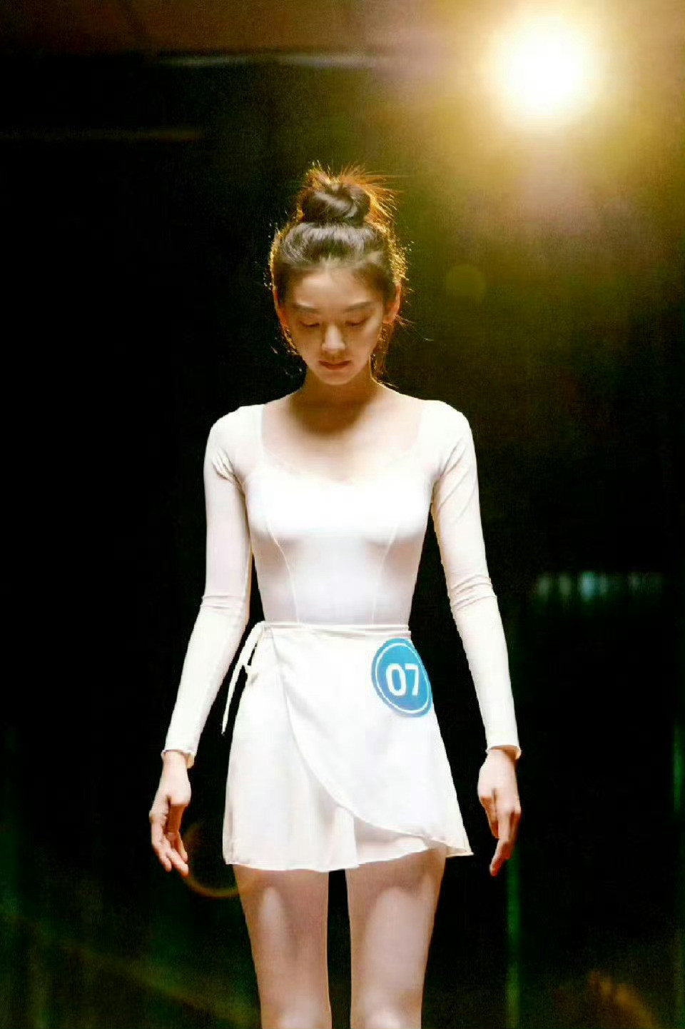 为了拍难哄瘦到82斤的章若楠她可是168cm的高个女生😖​​​