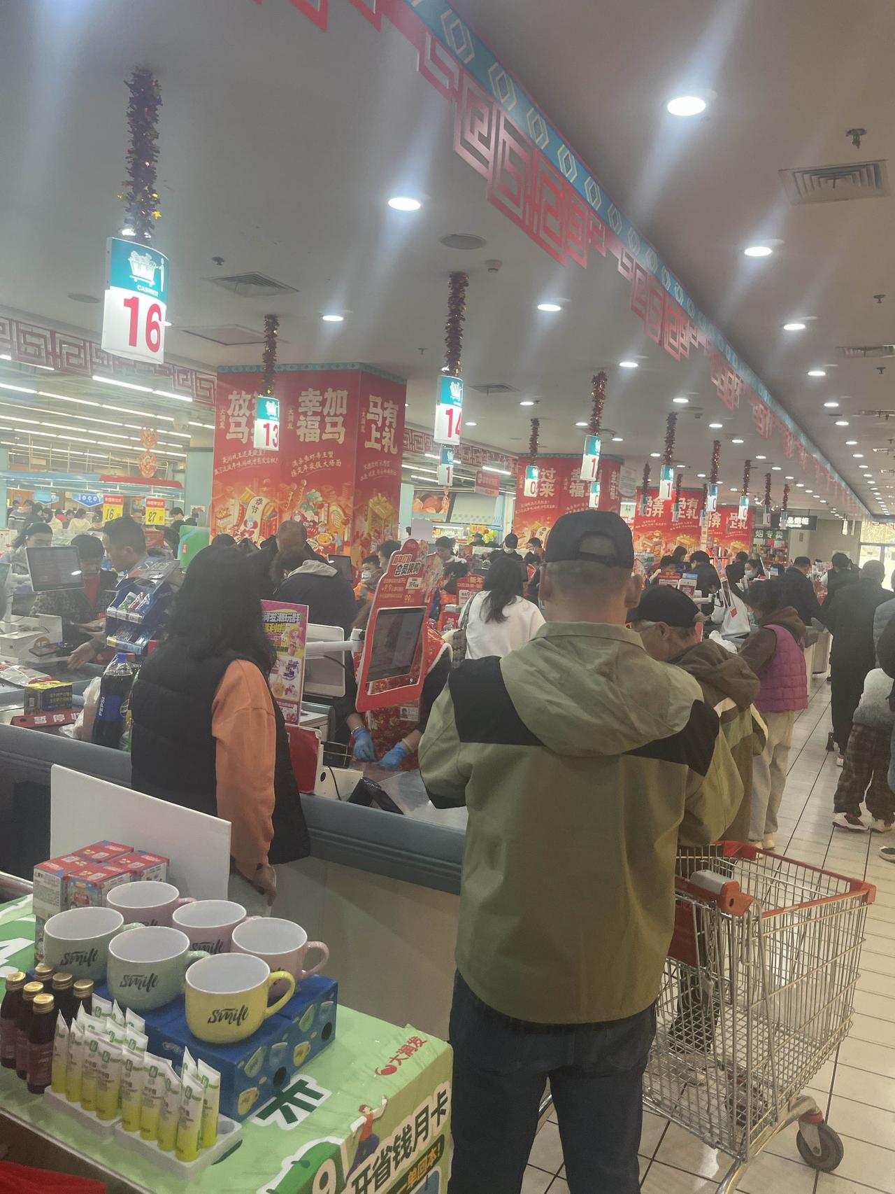 超市好久没有这么热闹了，还是怀念以前的烟火气