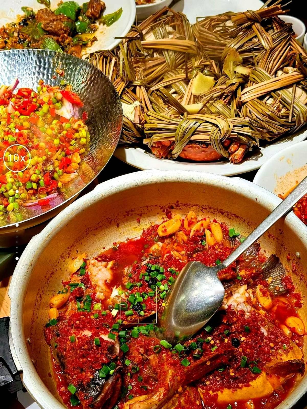 堂哥出钱写堂哥的名字村里要修祠堂，村长呼吁村民捐款，捐款的人名字会写在牌子上。