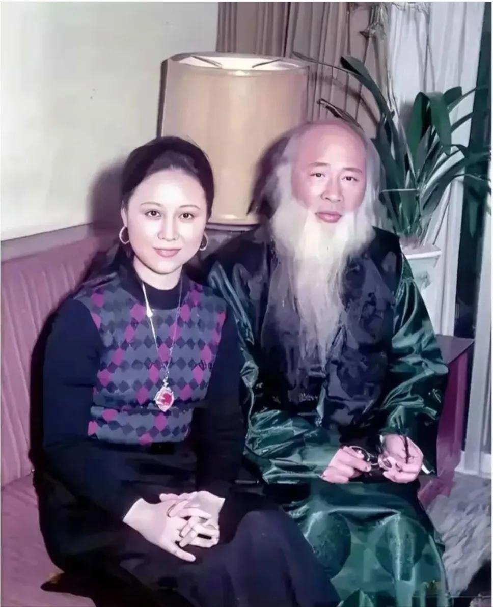 这是琼瑶和张大千在美国时的真实样貌，都看看吧，照片拍摄于1980年。镜头下，