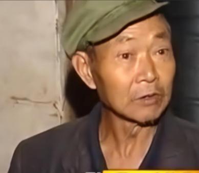 2008年，爷爷每天用镊子，从她背上的溃烂处一条条往外捏取蛆虫。十岁的蒋玉玲不流