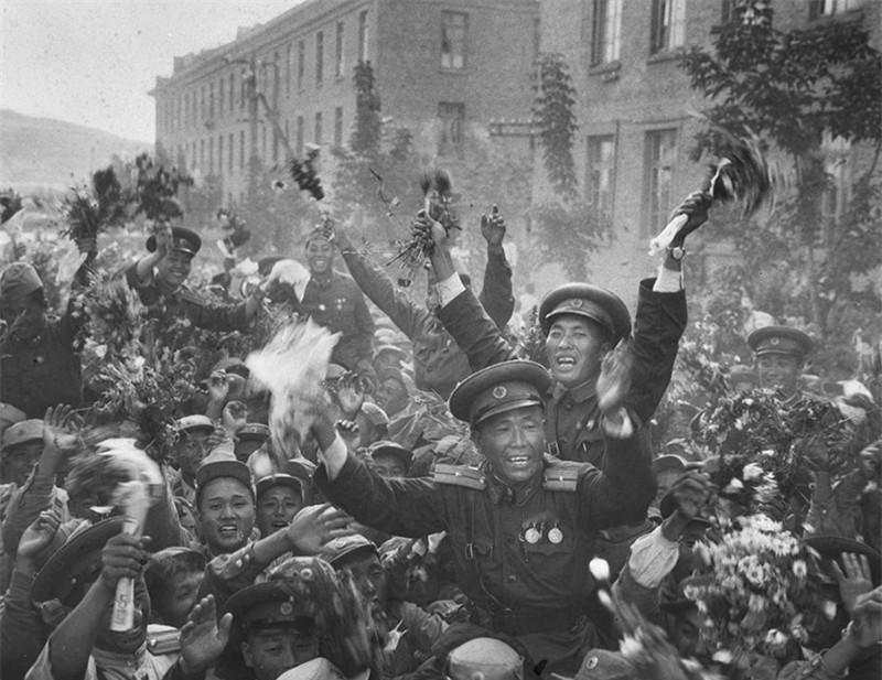 1952年，朝鲜战场上，志愿军抓获了一名间谍，搜身时，志愿军战士在间谍胸前一摸，