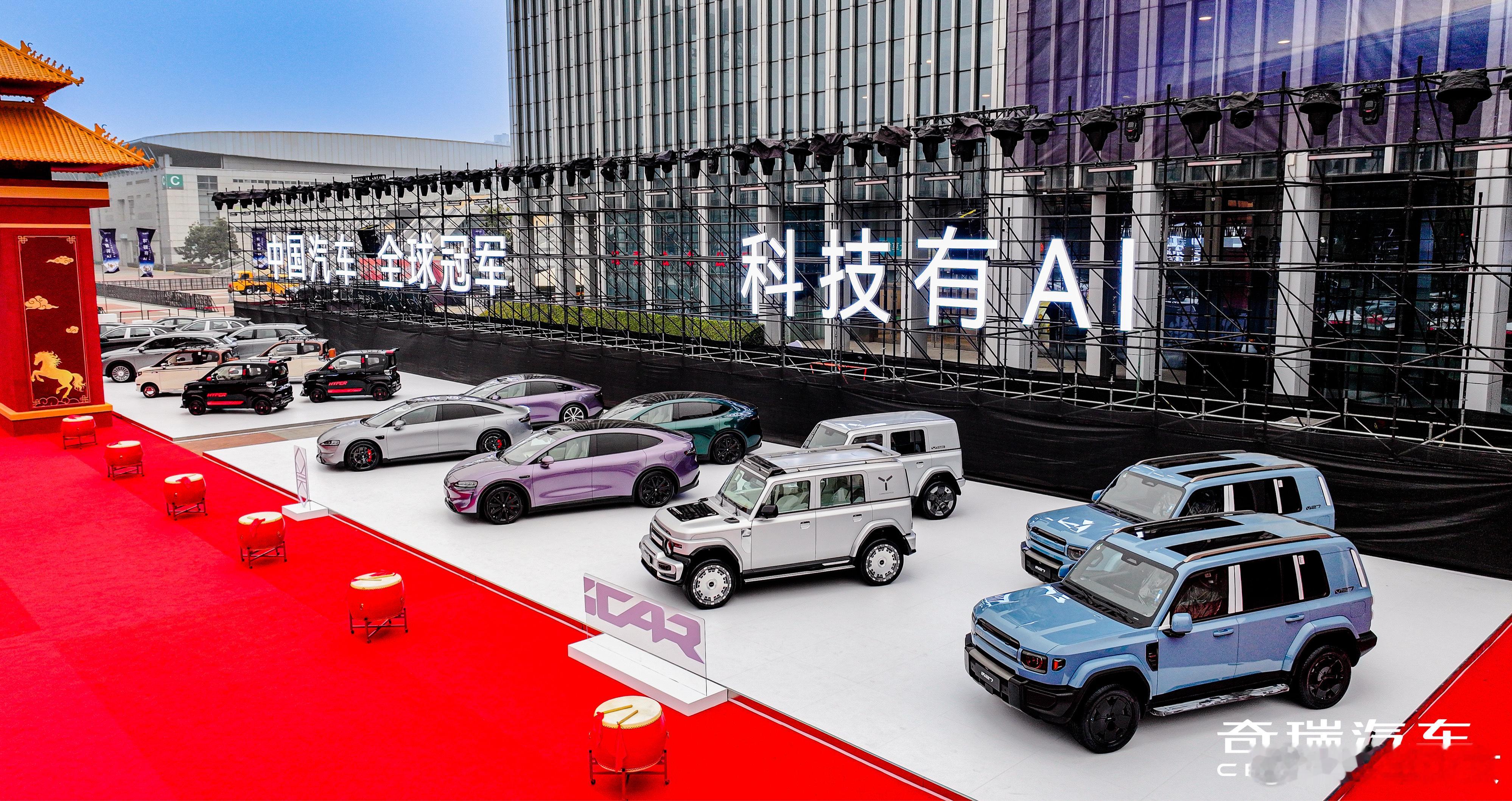 在2026AI之夜上，奇瑞更是亮出全域AI战略底牌：猎鹰智驾、灵犀智舱、飞鱼数