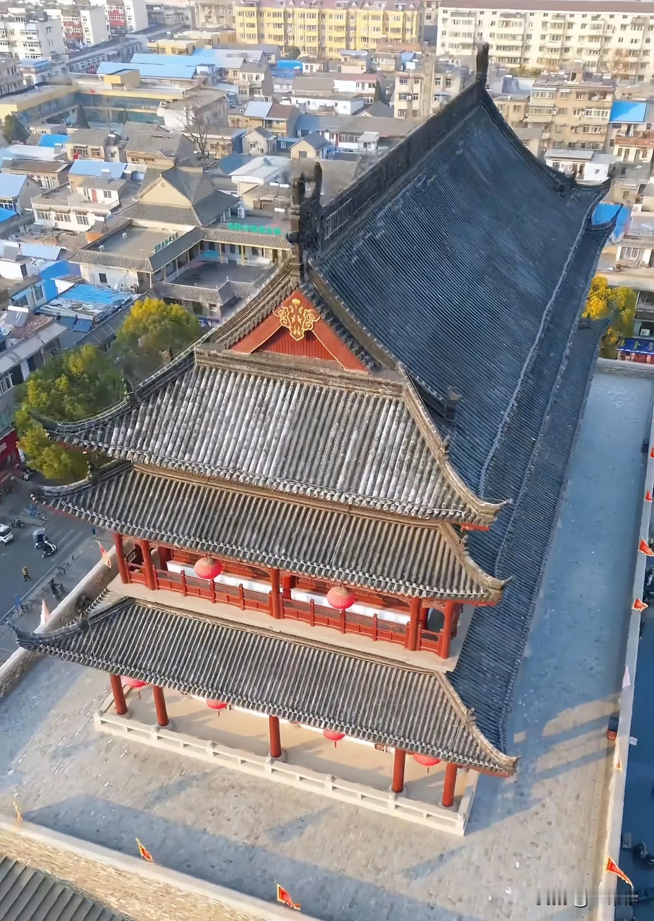 凤阳鼓楼并不是屋顶坍塌，而是修缮部分瓦片大面积滑落，万幸的是没有砸到行人。但