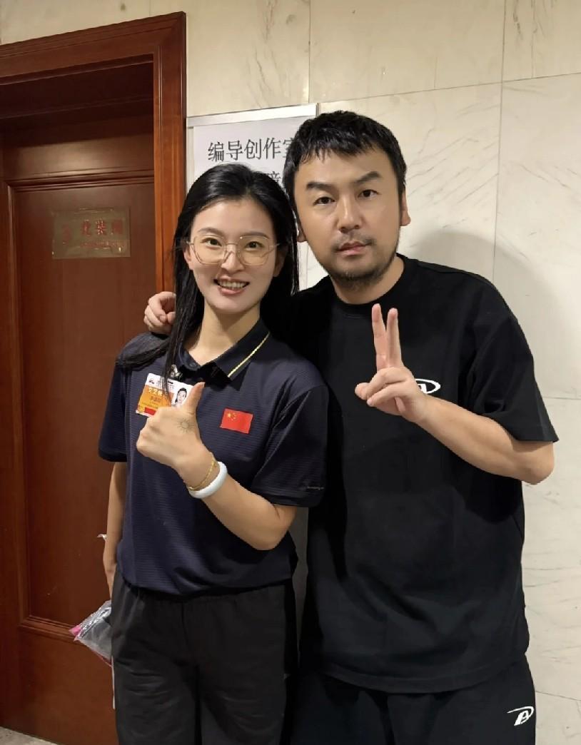 你是否感觉这两位有些面熟？特别是右边这位男演员，出演过诸多优秀作品，不管是现代剧
