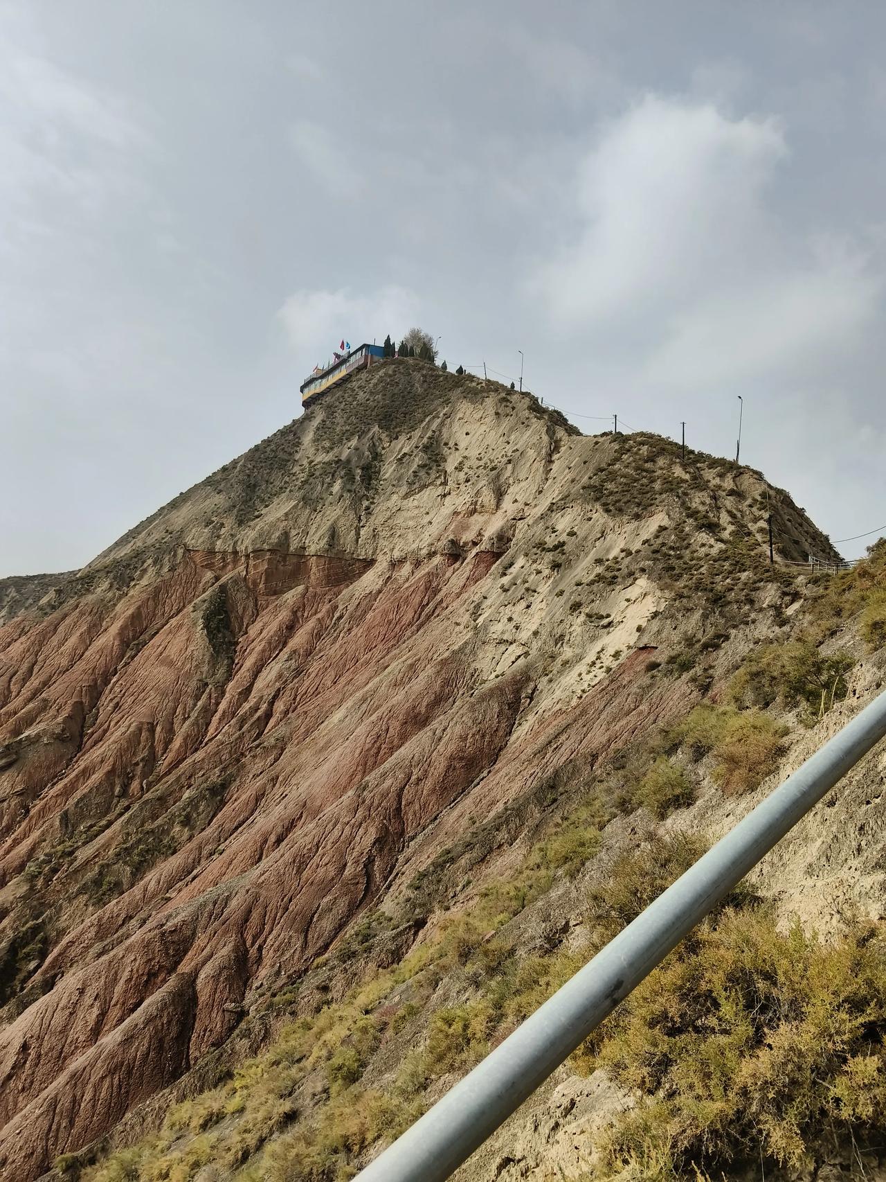 这里是兰州河口古镇的北山，这个山叫莲花山，这座山和你们想象的不一样，这是属于丹霞