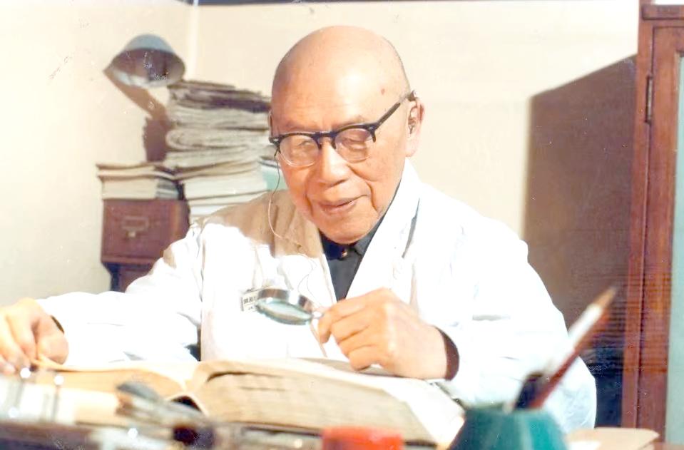 1950年代的一天，经济学家马寅初的夫人走进北京协和医院。她向张孝骞医生诉说了一