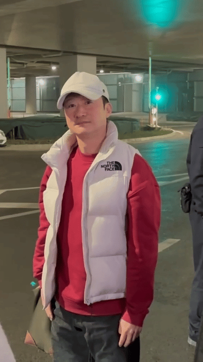 52岁吴京，被整害羞了！3月2日，52岁的实力派演员吴京冲上了热搜，这一次不