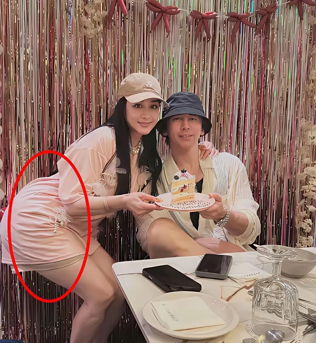 钟丽缇估计要哭晕在厕所了她是怎么想也没想到啊把自己的脸蛋修得像十八岁少女，但