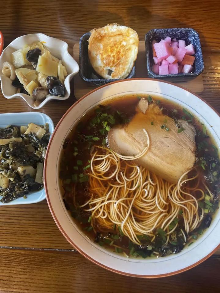 大家能叫出这碗面的名称吗？可惜不知道叫什么粉，这碗拉面真是太诱人了，我得赶紧拍下