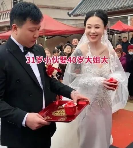 安徽这场婚礼刷屏全网，众人只盯着花臂、二婚、年龄差八岁指指点点，却没人愿意静下心