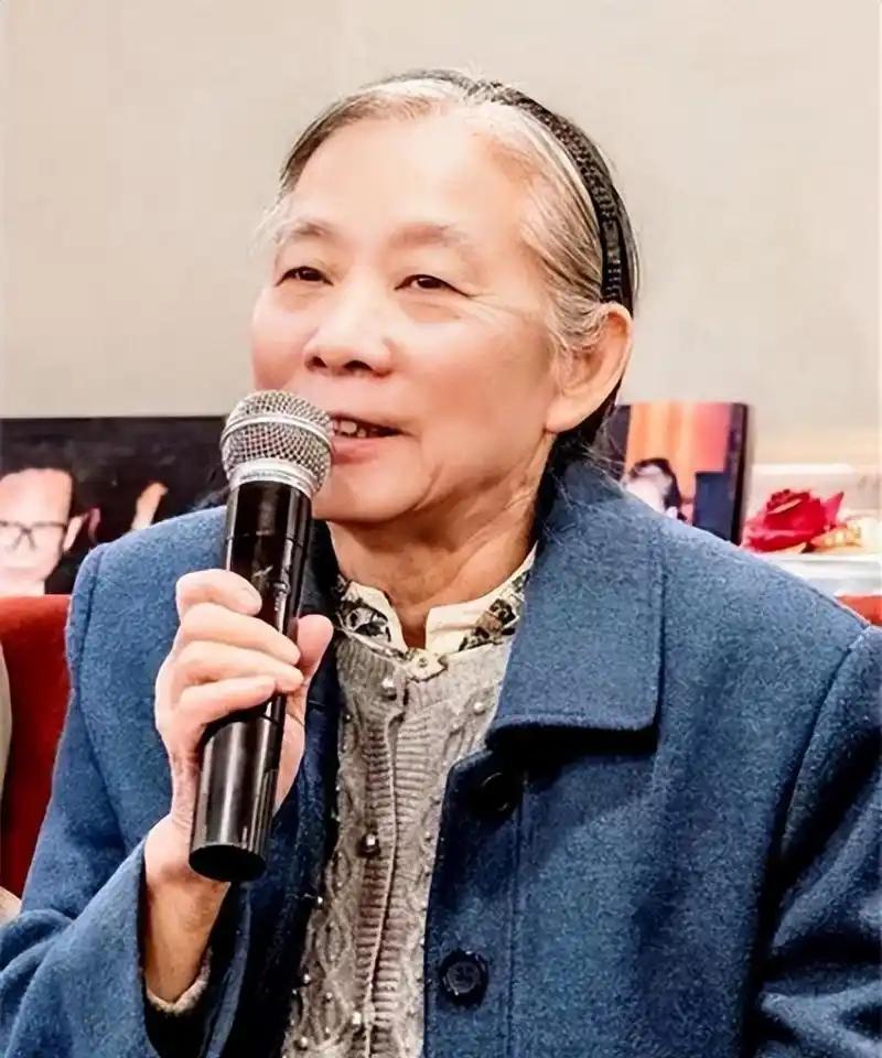 2026年10月10日，北京临水居宾馆的一间会议室里，桌上摆着铜像，墙上挂着黑白