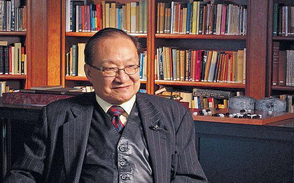 90年代时候，金庸来浙江杭州访问，向杭州市政府提出，批给他两亩地，由他建一个别墅