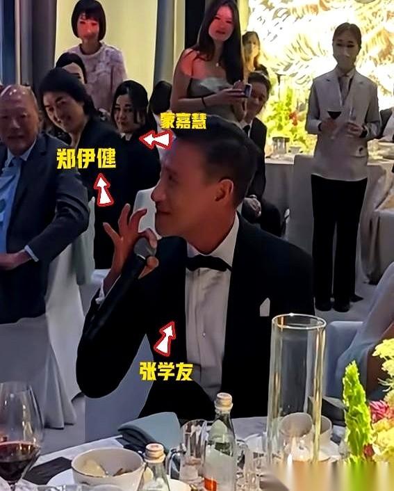 前港姐吴婉芳二儿子大婚，照片刚流出来，半个港圈的老牌艺人都去了。曾志伟端着酒杯