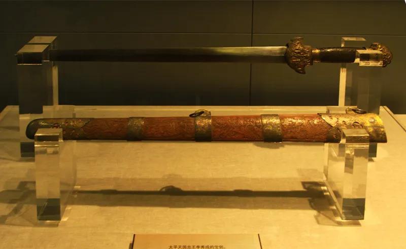 1962年，一外国人提着一把宝剑，突然来到国家博物馆嚷着要捐献，工作人员接过剑一