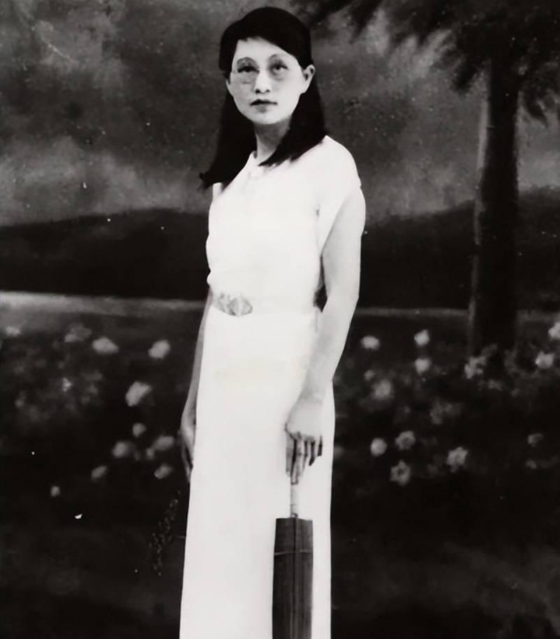 1909年，16岁的白薇与婆婆吵嘴，丈夫居然抡起凳子砸在她背上，婆婆见她倒下，扑