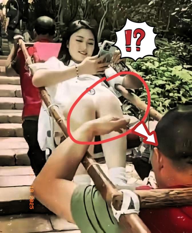 天柱山俩轿夫抬着穿短裤的姑娘下山，姑娘腿一敞，轿夫全程低头看脚尖，被游客拍成“最