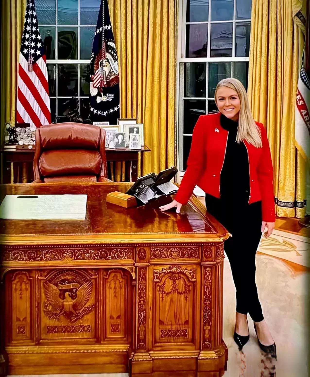 卡罗琳讲话前的小动作，藏着白宫最扎心真相！卡罗琳干了一年的新闻发言人。人人