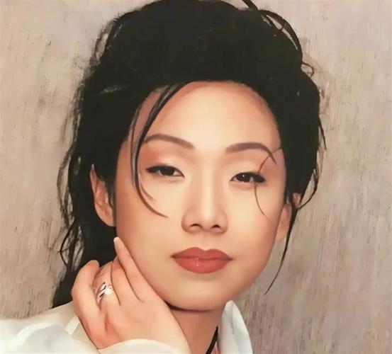 单论唱功，她是华语乐坛唯一能与王菲相抗衡的人物。票房这种东西，比网络争论冷