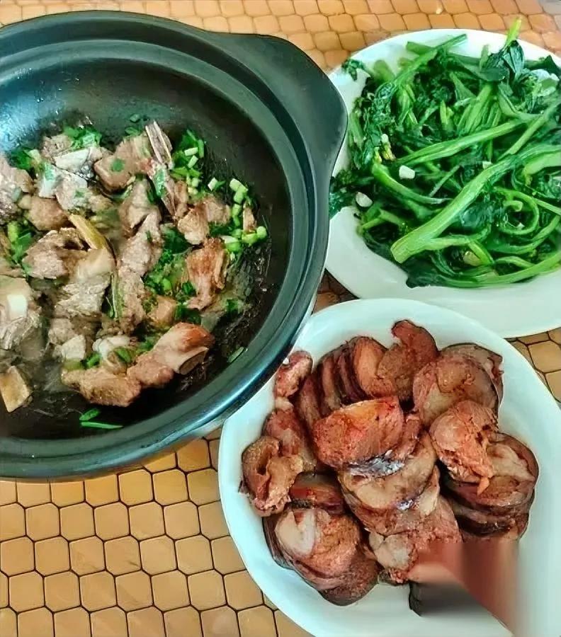 同事的话惊到我了！她说不爱老公却不离婚原来她每天给他做饭、买衣、照顾生病