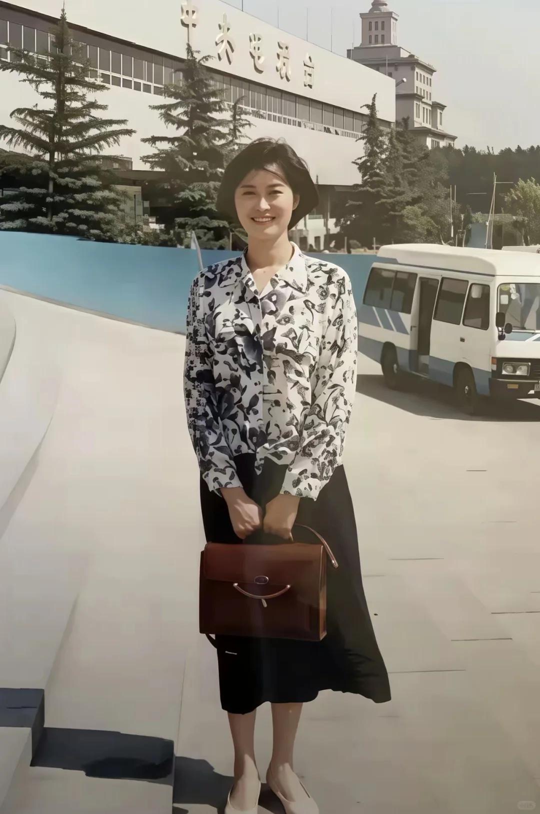 1994年央视大楼前留影，39岁的敬一丹，端庄知性，风华绝代印花衬衫搭配
