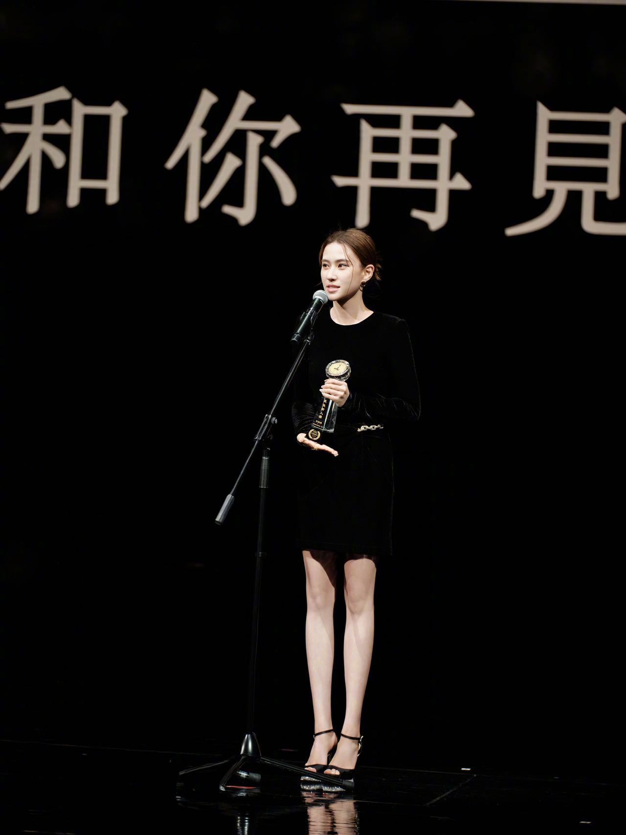 何超莲金莲花最佳新人恭喜荣获澳门国际电影节金莲花最佳新人！她在《多想和你再见一